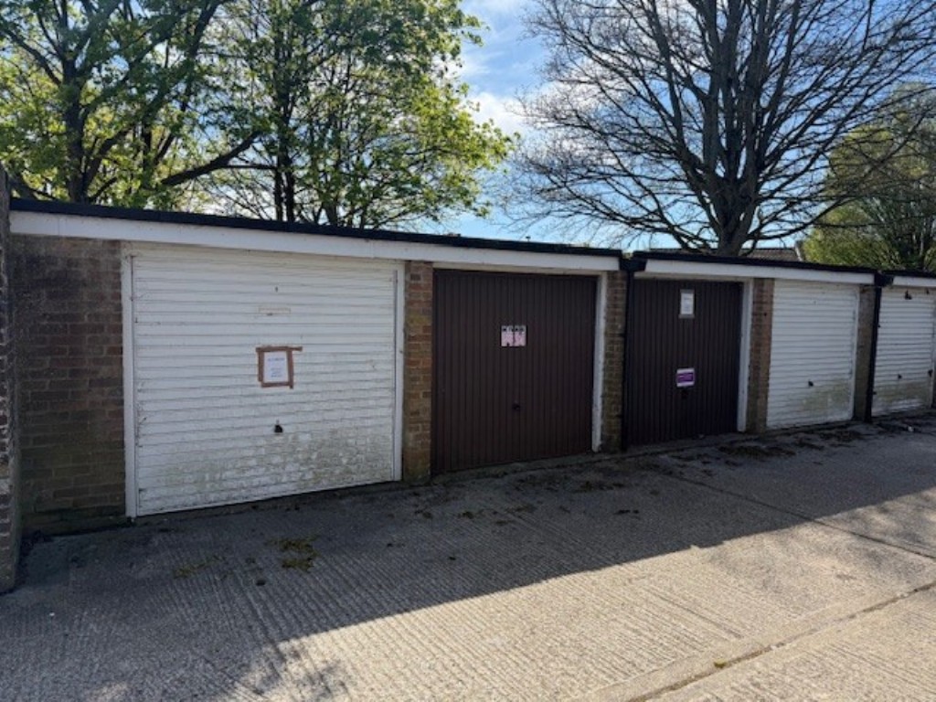 Lot: 4 - EIGHT FREEHOLD GARAGES IN BLOCK - Garages